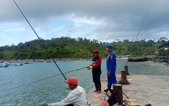 Anggota Satpolairud Resta Banyuwangi Giat Patroli Serta Edukasi Langdung Kepada Para Nelayan Pentingnya Keselamatan Kerja