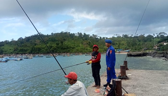 Anggota Satpolairud Resta Banyuwangi Giat Patroli Serta Edukasi Langdung Kepada Para Nelayan Pentingnya Keselamatan Kerja