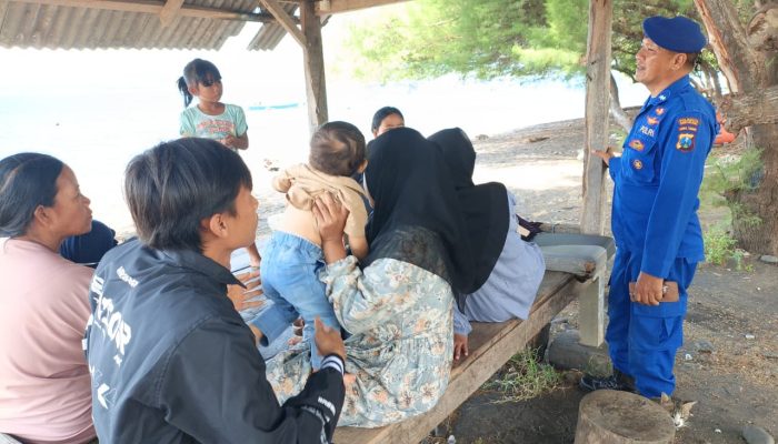 Satpolairud Polresta Banyuwangi Giat Patroli Dialogis Di Pantai GWD Gren Watu Dodol Aipda I Nyoman Suma Lakukan Ini