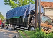 Truck Hantam Fuso Parkir di Badan Jalan di Plaosan Babat