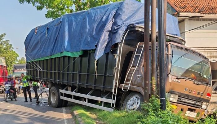 Truck Hantam Fuso Parkir di Badan Jalan di Plaosan Babat
