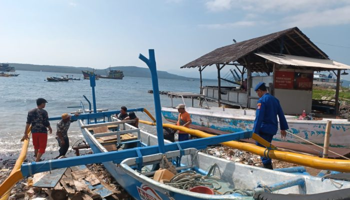 Satpolairud Resta Banyuwangi Giat Patroli Dialogis Di Pantai Meneng Serata Himbau Kepada Para Nelayan Utamakan Keselamatan