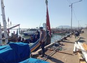 Patroli Humanis di Pelabuhan Muncar Personel Satpolairud Resta Banyuwangi Sambangi Nelayan Serta Tekankan Keselamatan Melaut