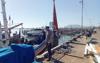 Patroli Humanis di Pelabuhan Muncar Personel Satpolairud Resta Banyuwangi Sambangi Nelayan Serta Tekankan Keselamatan Melaut