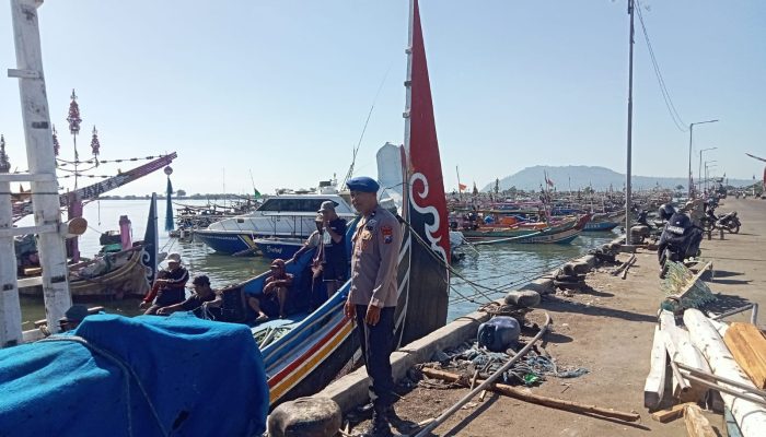 Patroli Humanis di Pelabuhan Muncar Personel Satpolairud Resta Banyuwangi Sambangi Nelayan Serta Tekankan Keselamatan Melaut