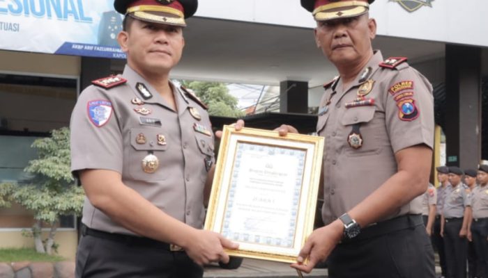 Upacara pemberian Reward Anggota Berprestasi, Kapolres Lamongan : Bekerja dengan Tulus dan Ikhlas