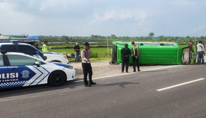 Polres Lamongan Evakuasi Korban Lakalantas di JLU Deket