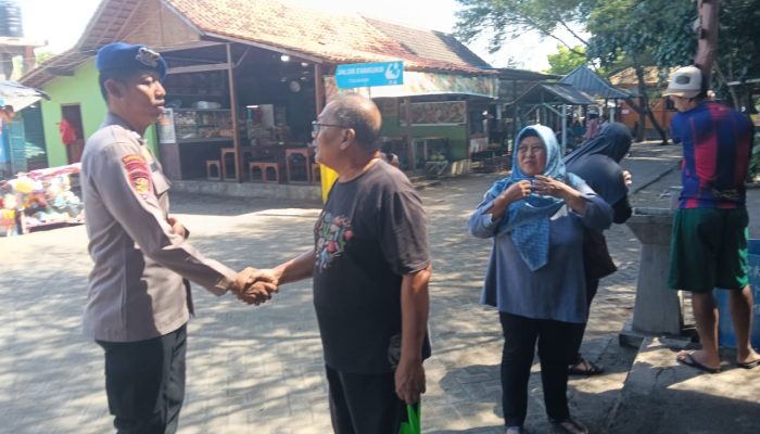 Aiptu I Gede Eka D Giat Patroli Rutin Di Kawasan Wisata Bahari Bansring Serta Ingatkan Kepada Pengelola Wisata Untuk Selalu Jaga Kebersihan Pantai