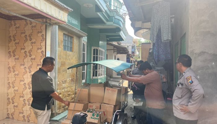 Warung di Brondong Tampak Biasa Ternyata Simpan Ratusan Botol Miras