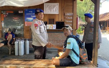 Personel Satpolairud Resta Banyuwangi Lakukan Patroli Wisata Bangsring Serta Edukasi Terkait Keselamatan Pengunjung