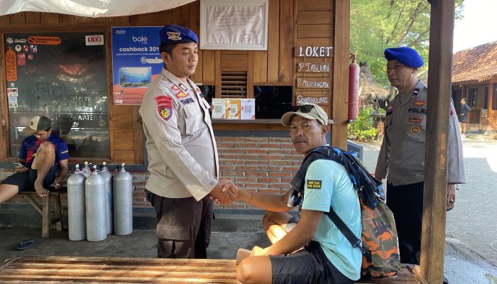 Personel Satpolairud Resta Banyuwangi Lakukan Patroli Wisata Bangsring Serta Edukasi Terkait Keselamatan Pengunjung