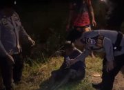 Polisi Beri Pertolongan pada Lansia yang Berjalan Kaki dari Surabaya ke Lamongan