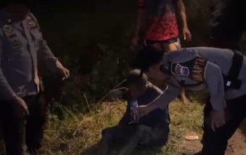 Polisi Beri Pertolongan pada Lansia yang Berjalan Kaki dari Surabaya ke Lamongan