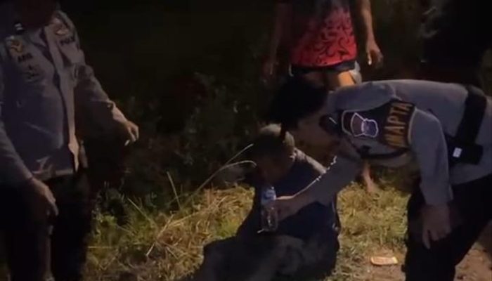 Polisi Beri Pertolongan pada Lansia yang Berjalan Kaki dari Surabaya ke Lamongan