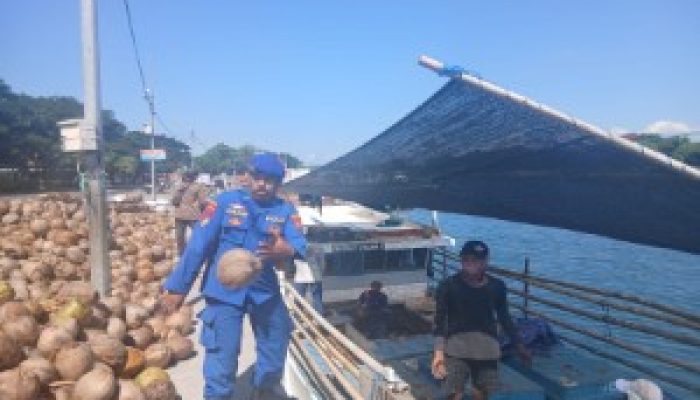 Satpolairud Pantau Aktivitas Bongkar Muat Kelapa Aipda Haerul Umam Ingatkan ABK Untuk Selalu Waspada